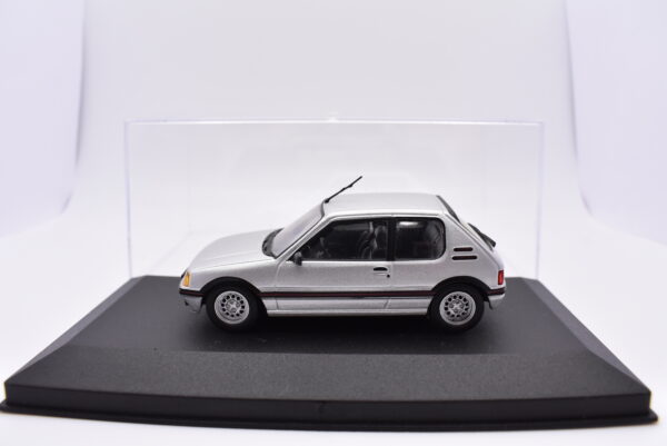 Modellino Auto Scala 1:43 Peugeot 205 GTI diecast modellismo statico - Image 2