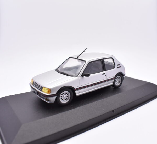 Modellino Auto Scala 1:43 Peugeot 205 GTI diecast modellismo statico