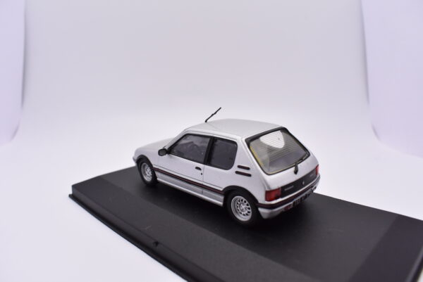 Modellino Auto Scala 1:43 Peugeot 205 GTI diecast modellismo statico - Image 4
