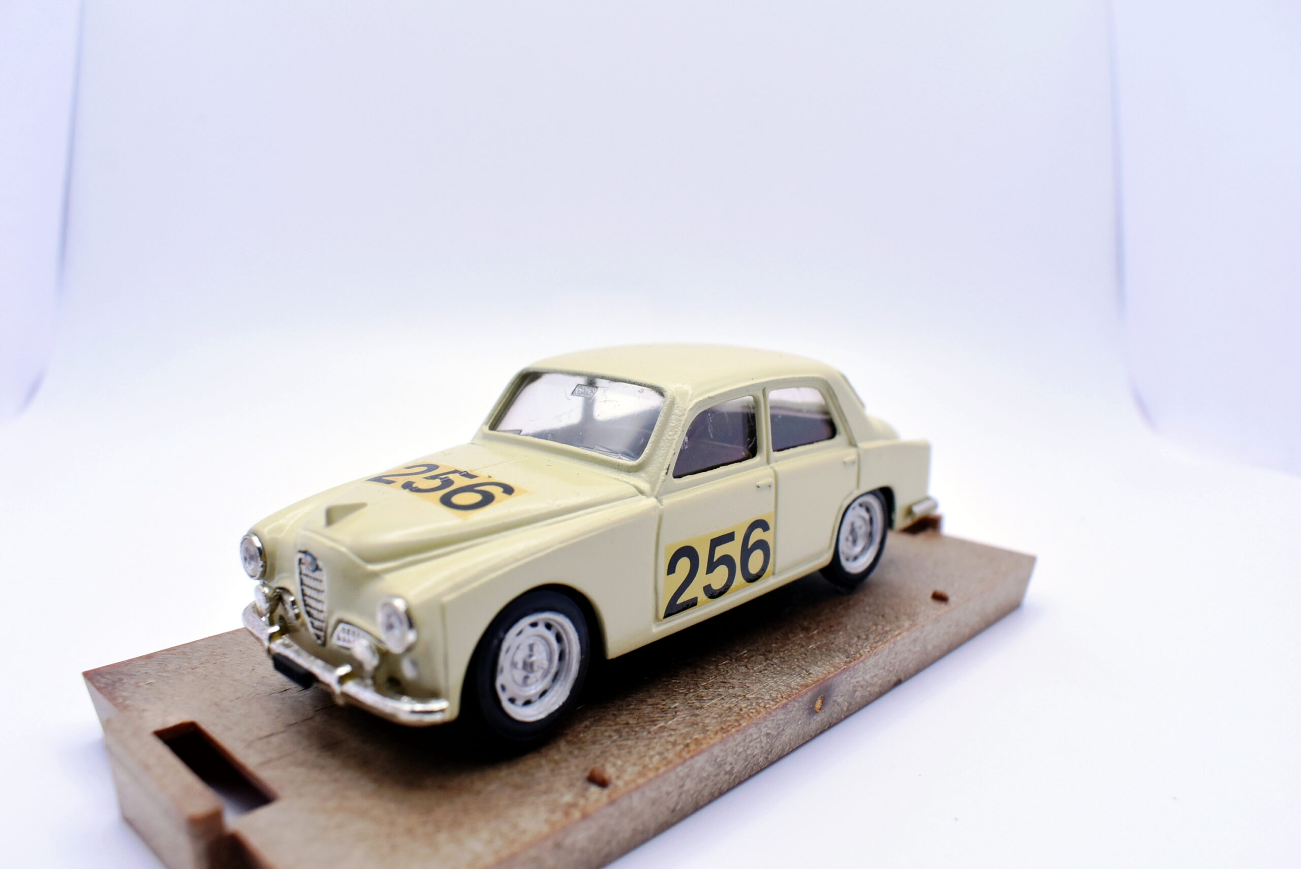 Modellino auto scala 1:43 Alfa romeo 1900 mille miglia Brumm diecast modellismo statico