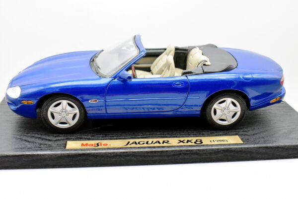 Modellino auto scala 1:18 Jaguar XK8 diecast modellismo da collezione - Image 3