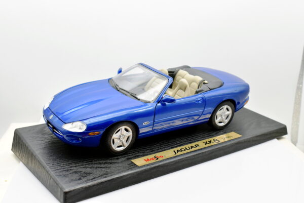 Modellino auto scala 1:18 Jaguar XK8 diecast modellismo da collezione - Image 4