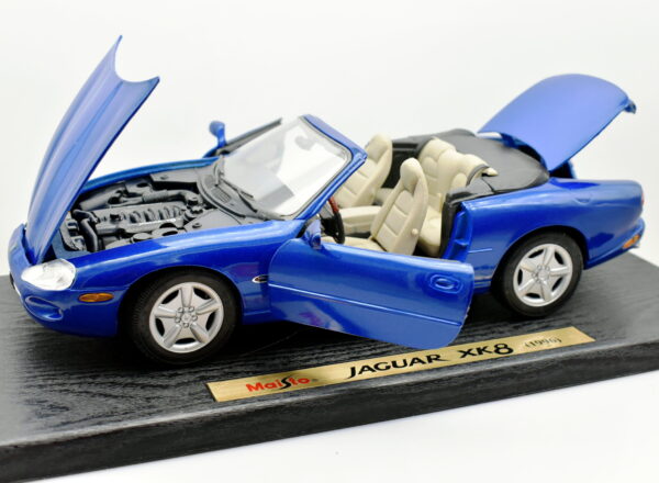 Modellino auto scala 1:18 Jaguar XK8 diecast modellismo da collezione