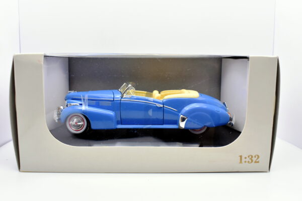 Modellino auto Cadillac series 62 Sedan scala 1:32 diecast modellismo collezione epoca solido - Image 2