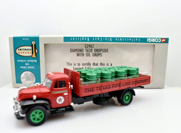 Modellino Camion scala 1:50 Diamond T620 dropside with oil drums Corgi diecast modellismo da collezione - Image 3