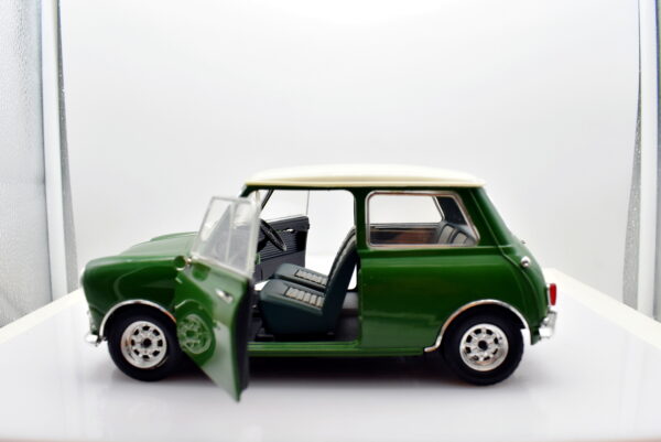Modellino auto scala 1:18 Mini Cooper Burago diecast modellismo da collezione - Image 2
