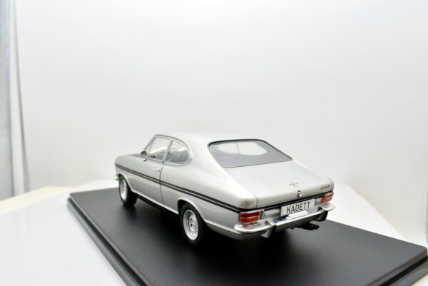 modellino auto opel kadett B scala 1:24 collezione modellismo - Image 3