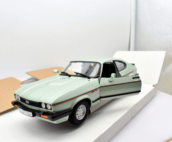 Modellino auto scala 1:24 Ford capri Burago diecast modellismo da collezione - Image 4