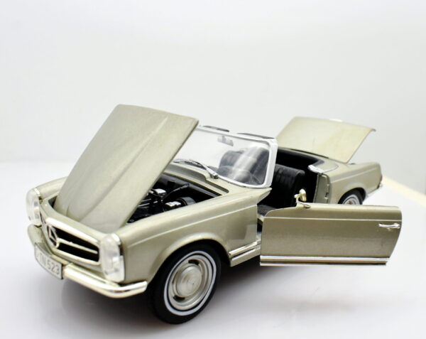 Modellino auto Mercedes 230 SL scala 1:24 diecast collezione modellismo statico