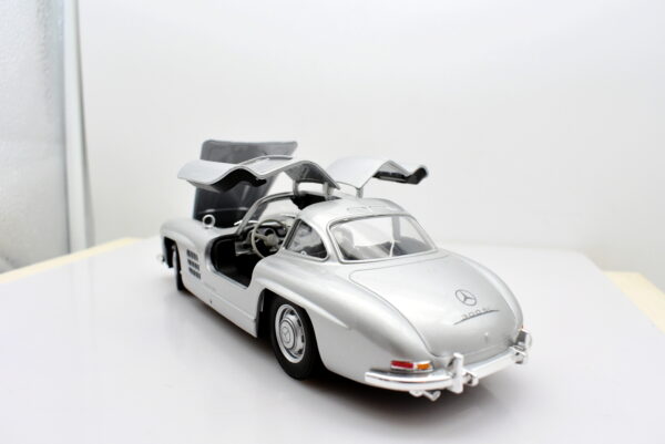 Modellino auto scala 1:24 mercedes benz 300 sl diecast modellismo statico - Image 4