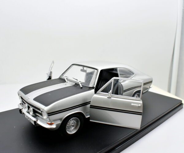 modellino auto opel kadett B scala 1:24 collezione modellismo