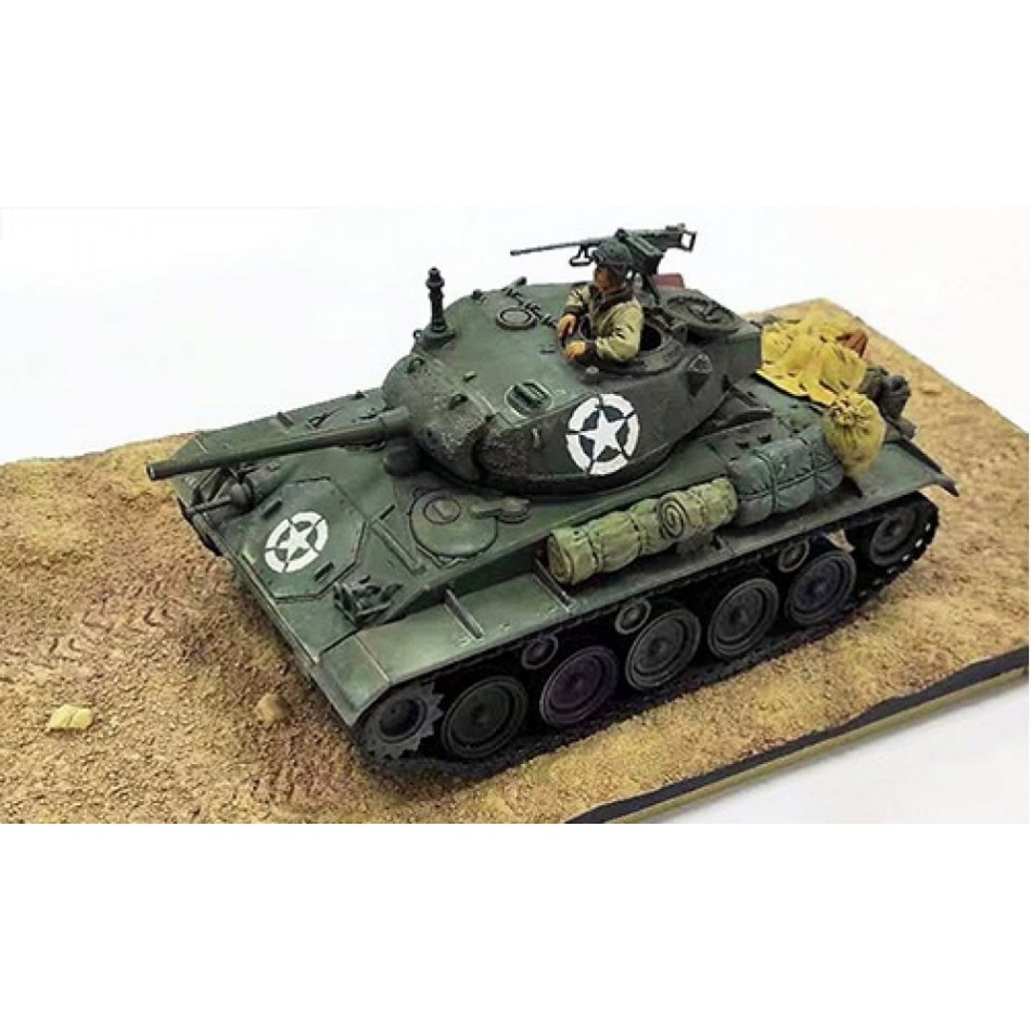 Modellino  Forces of Valor  M24 TANK 1945 US CHAFFEE MEDIUM COMPANY D.36 1:32