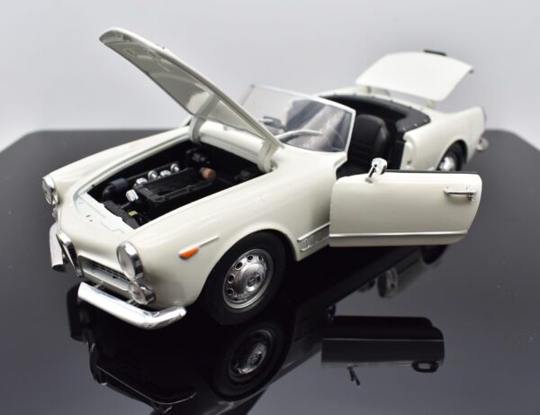 Modellino auto ALFA ROMEO SPIDER 2000 scala 1:24 diecast modellismo da collezione