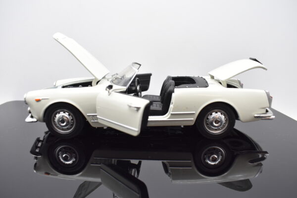 Modellino auto ALFA ROMEO SPIDER 2000 scala 1:24 diecast modellismo da collezione - Image 7