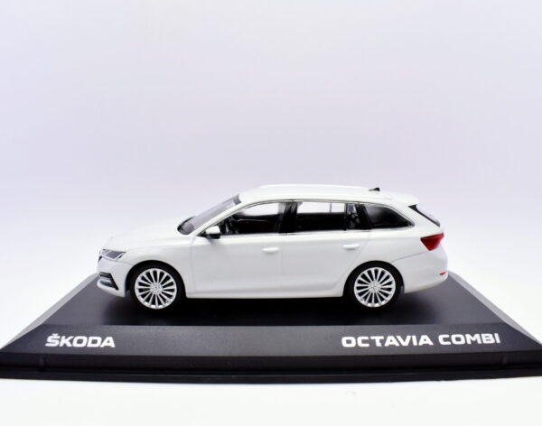 Modellino auto scala 1:43 Skoda octavia combi diecast modellismo da collezione