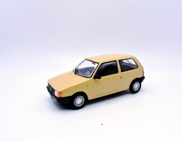 Modellino auto scala 1:43 Fiat uno diecast modellismo statico