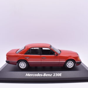 Modellino auto scala 1:43 Mercedes Benz 230E Maxichamps diecast modellismo da collezione
