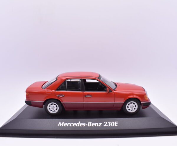 Modellino auto scala 1:43 Mercedes Benz 230E Maxichamps diecast modellismo da collezione