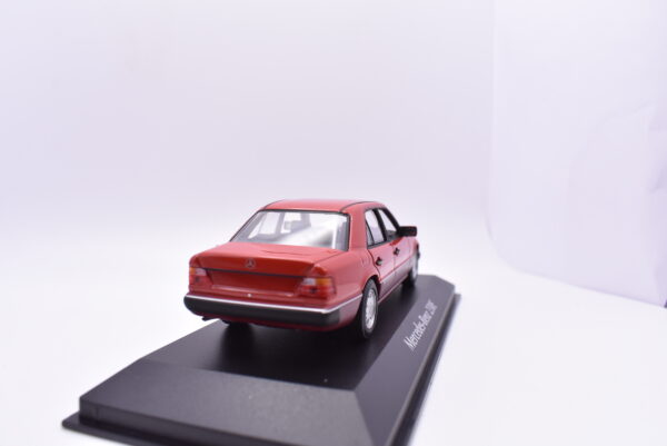 Modellino auto scala 1:43 Mercedes Benz 230E Maxichamps diecast modellismo da collezione - Image 4
