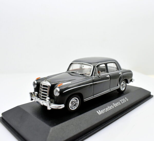 Modellino auto scala 1:43 Mercedes benz 220 S diecast modellismo statico minichamps
