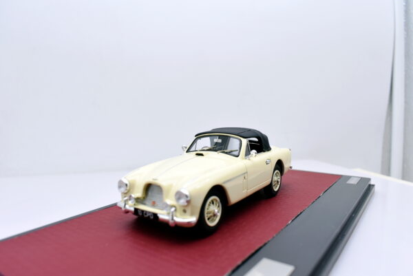 Modellino auto scala 1:43 Aston martin DB2/4 Matrix modellismo da collezione - Image 3