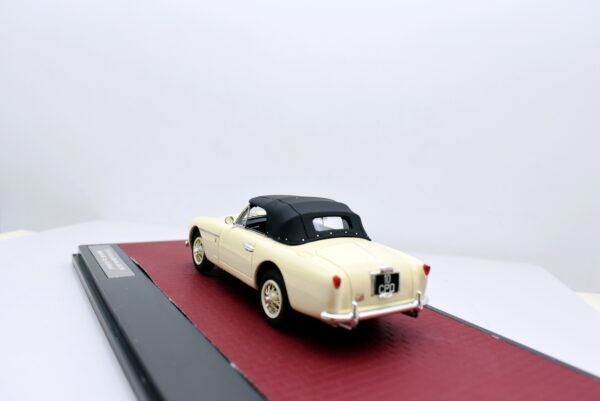 Modellino auto scala 1:43 Aston martin DB2/4 Matrix modellismo da collezione - Image 4