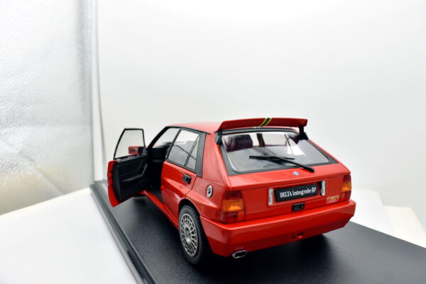 Modellino auto scala 1:18 Lancia Delta HF INTEGRALE diecast modellismo da collezione - Image 4