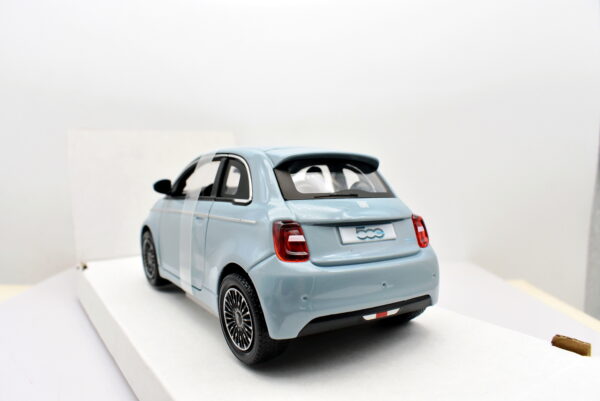 Modellino auto scala 1:24 Fiat 500 E 2023 burago diecast collezione modellismo - Image 5