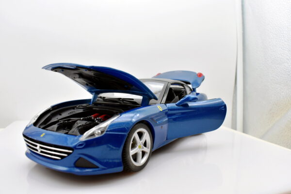 Modellino auto scala 1:18 Ferrari california Burago diecast modellismo statico - Image 3