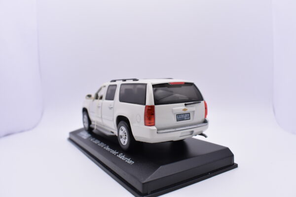 Modellino auto scala 1:43 Chevrolet suburban diecast modellismo statico - Image 5