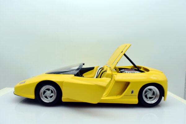 Modellino auto scala 1:18 mythos revell modellismo da collezione