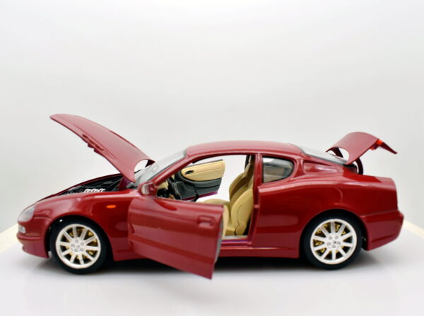 Modellino auto scala 1:18 maserati 3200 gt Burago modellismo da collezione