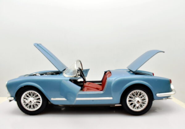Modellino auto scala 1:18 Lancia aurelia b24 spider Burago modellismo da collezione