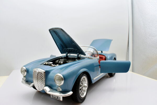 Modellino auto scala 1:18 Lancia aurelia b24 spider Burago modellismo da collezione - Image 3
