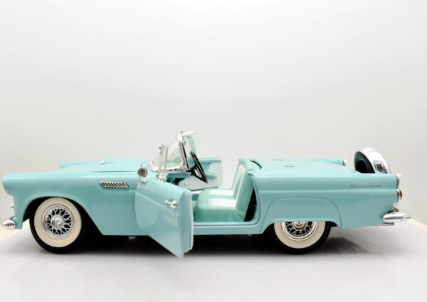 Modellino auto scala 1:18 thunderbird revell modellismo da collezione