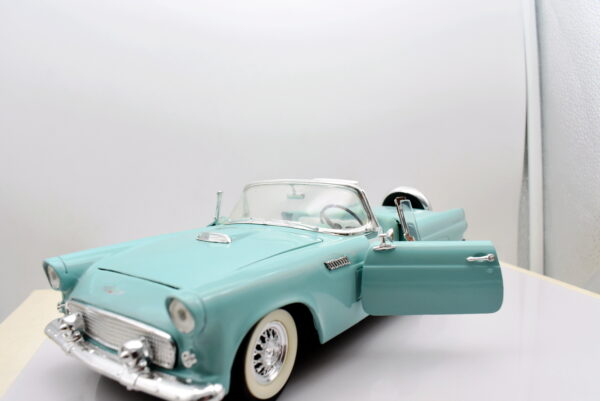 Modellino auto scala 1:18 thunderbird revell modellismo da collezione - Image 3