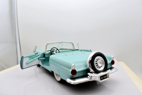 Modellino auto scala 1:18 thunderbird revell modellismo da collezione - Image 4