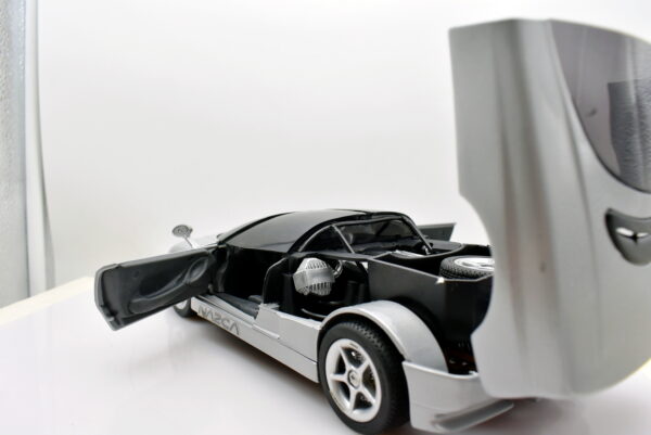 Modellino auto scala 1:18 Nazca m12 revell modellismo da collezione - Image 4
