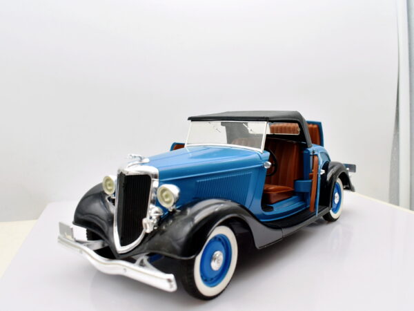 Modellino auto scala 1:19 1:18 Ford V8 solido modellismo da collezione