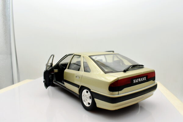 Modellino auto scala 1:18 Renault safrane solido modellismo da collezione - Image 4