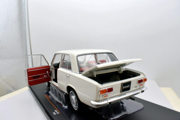 Modellino auto scala 1:18 Fiat 124 diecast modellismo da collezione - Image 4