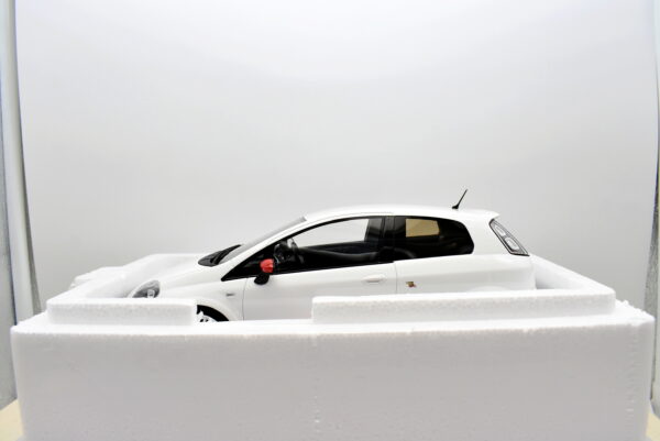 Modellino auto scala 1:18 Fiat punto evo abarth essesse OttoMobile modellismo da collezione - Image 3