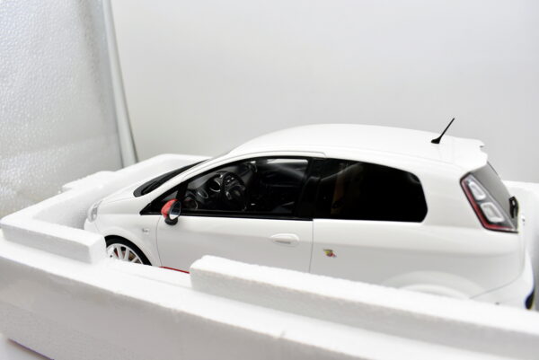 Modellino auto scala 1:18 Fiat punto evo abarth essesse OttoMobile modellismo da collezione - Image 6