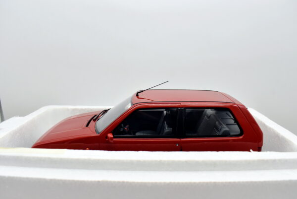 Modellino auto scala 1:18 Fiat uno turbo IE OttoMobile modellismo da collezione - Image 4
