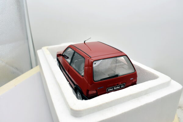 Modellino auto scala 1:18 Fiat uno turbo IE OttoMobile modellismo da collezione - Image 5