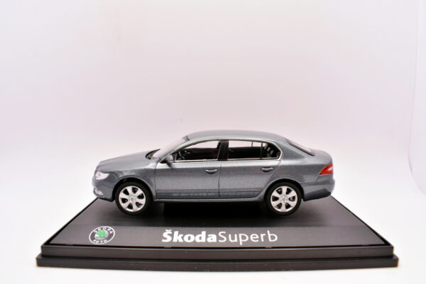 Modellino auto scala 1:43 Skoda superb abrex diecast modellismo da collezione