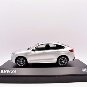 Modellino auto scala 1:43 BMW X4 modellismo statico
