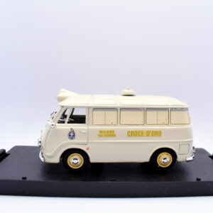 Modellino auto scala 1:43 furgone ambulanza alfa romeo F12 croce d'oro milano