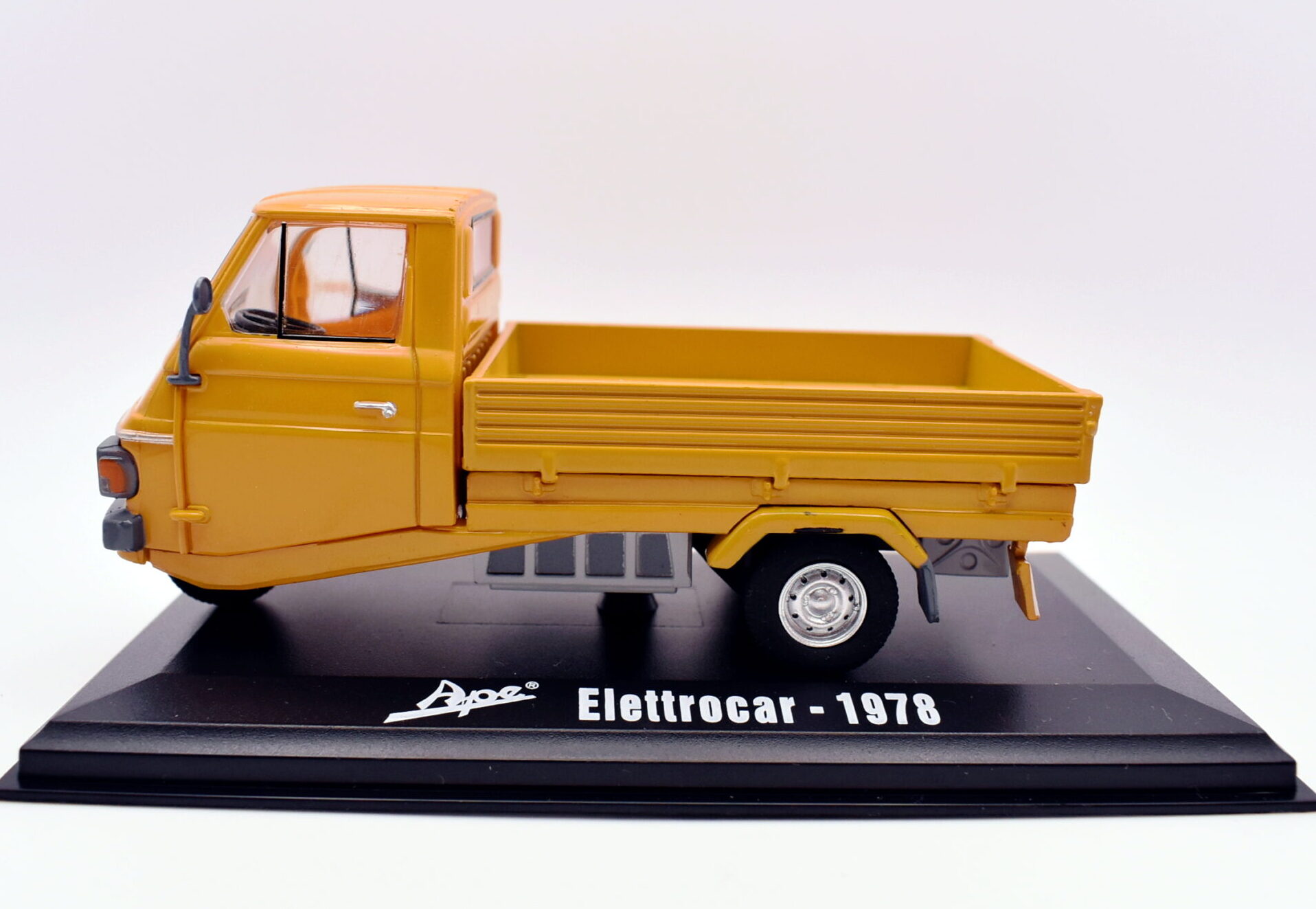 modellino Ape elettrocar Scala 1:32 diecast modellismo da collezione edicola