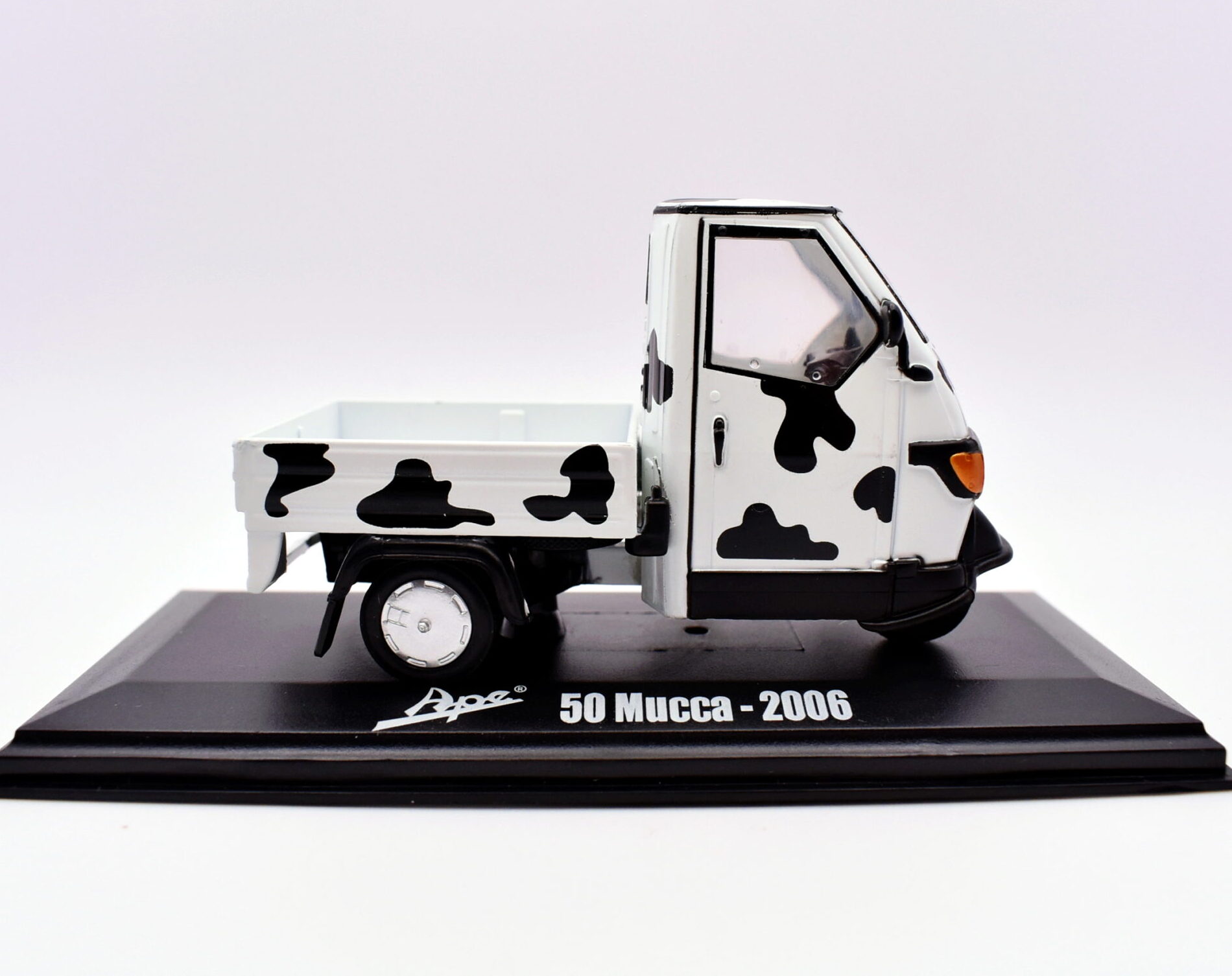 modellino Ape 50 mucca Scala 1:32 diecast modellismo da collezione edicola